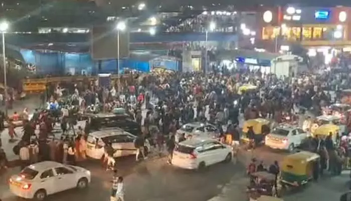 Stampede: రైల్వే స్టేషన్లో తొక్కిసలాట...15 మంది మృతి Stampede: రైల్వే స్టేషన్లో తొక్కిసలాట...15 మంది మృతి