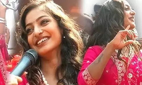 మోనాలిసా క్రేజ్ మామూలుగా లేదుగా.. షాపింగ్ మాల్స్ ఓపెనింగ్ రేంజ్‌కు!