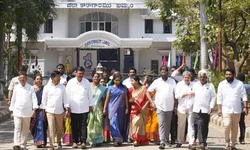 MLC Kavitha: కేసీఆర్ సైన్యాన్ని కట్టడి చేయలేరు.. ఖమ్మం జైలు వద్ద ఎమ్మెల్సీ కవిత