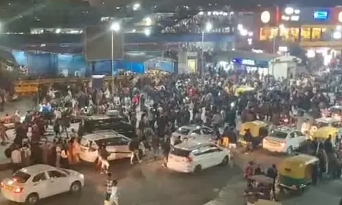 Stampede: రైల్వే స్టేషన్‌లో తొక్కిసలాట...15 మంది మృతి