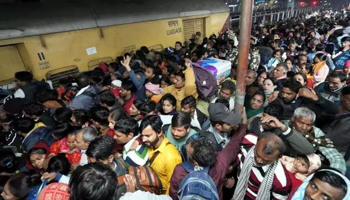Delhi: తొక్కిసలాట మృతుల కుటుంబాలకు ఎక్స్గ్రేషియా ప్రకటన Delhi: తొక్కిసలాట మృతుల కుటుంబాలకు ఎక్స్గ్రేషియా ప్రకటన