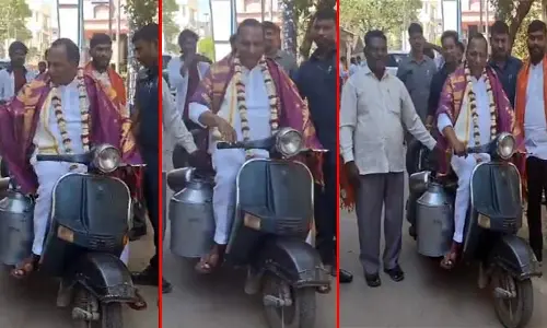 Malla Reddy: మళ్ళీ పాలు అమ్మిన మల్లారెడ్డి! పాల డబ్బాల స్కూటర్‌పై మాజీ మంత్రి సందడి