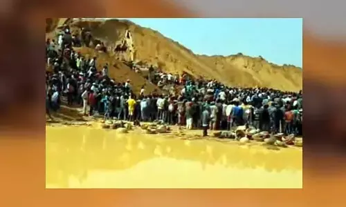 Gold Mine Collapse : కుప్పకూలిన బంగారు గని.. 42 మంది సజీవ సమాధి