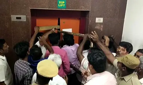 Minister Stucked In Lift : లిఫ్టులో ఇరుక్కున్న మంత్రి.. ఇంకాసేపు అయిఉంటే?