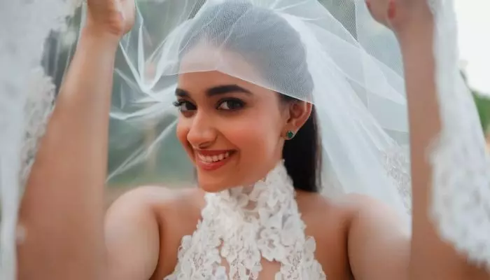 Keerthy Suresh: భర్తతో ఓ రేంజ్ రొమాన్స్.. పిచ్చెక్కిస్తున్న కీర్తిసురేశ్ కపుల్ పిక్స్.. చూస్తే అంతే సంగతి! Keerthy Suresh: భర్తతో ఓ రేంజ్ రొమాన్స్.. పిచ్చెక్కిస్తున్న కీర్తిసురేశ్ కపుల్ పిక్స్.. చూస్తే అంతే సంగతి!