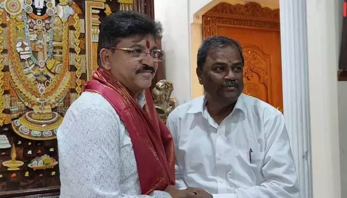 Malka Komuraiah: చేతులు జోడించి అడుగుతున్నా.. ఉపాధ్యాయులకు బీజేపీ ఎమ్మెల్యే విజ్ఞప్తి Malka Komuraiah: చేతులు జోడించి అడుగుతున్నా.. ఉపాధ్యాయులకు బీజేపీ ఎమ్మెల్యే విజ్ఞప్తి