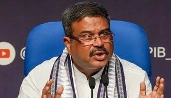 Education: ఎన్ఈపీపై తమిళనాడు ప్రభుత్వం రాజకీయం చేస్తోంది.. కేంద్ర మంత్రి ధర్మేంద్ర ప్రధాన్ Education: ఎన్ఈపీపై తమిళనాడు ప్రభుత్వం రాజకీయం చేస్తోంది.. కేంద్ర మంత్రి ధర్మేంద్ర ప్రధాన్