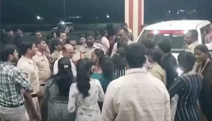అనంతపురం సెంట్రల్ వర్సిటీలో మరోసారి ఉద్రిక్తత.. వీసీ కారును అడ్డగించిన విద్యార్థులు అనంతపురం సెంట్రల్ వర్సిటీలో మరోసారి ఉద్రిక్తత.. వీసీ కారును అడ్డగించిన విద్యార్థులు