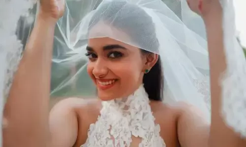 Keerthy Suresh: భర్తతో ఓ రేంజ్‌ రొమాన్స్‌.. పిచ్చెక్కిస్తున్న కీర్తిసురేశ్‌ కపుల్ పిక్స్‌.. చూస్తే అంతే సంగతి!