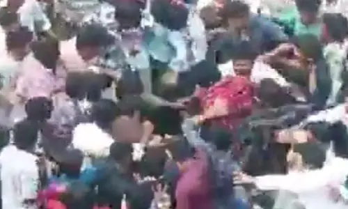 స్టూడెంట్స్​ చిత్తకొట్టుకున్నారు.. ఎక్కడంటే?