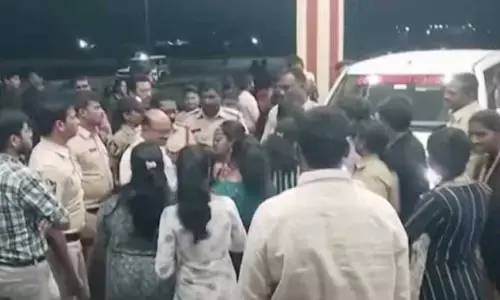 అనంతపురం సెంట్రల్ వర్సిటీలో మరోసారి ఉద్రిక్తత.. వీసీ కారును అడ్డగించిన విద్యార్థులు
