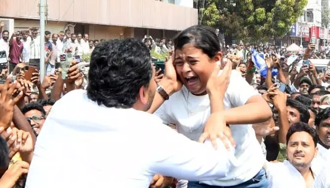 video viral: ఒక ముద్దు.. ఏడు జన్మల ఆప్యాయత.. చిన్నారి కలను జగన్ నిజం చేసిన ఆ క్షణం..ఈ వీడియో చూస్తే ఏదో తెలియని ఫీలింగ్ video viral: ఒక ముద్దు.. ఏడు జన్మల ఆప్యాయత.. చిన్నారి కలను జగన్ నిజం చేసిన ఆ క్షణం..ఈ వీడియో చూస్తే ఏదో తెలియని ఫీలింగ్