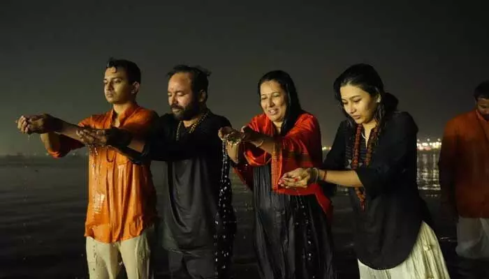 Kishan Reddy : మహాకుంభమేళాలో కేంద్రమంత్రి కిషన్రెడ్డి దంపతులు Kishan Reddy : మహాకుంభమేళాలో కేంద్రమంత్రి కిషన్రెడ్డి దంపతులు