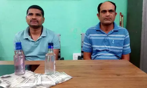 ఆ పని చేస్తూ రెడ్ హ్యాండెడ్‌గా చిక్కిన ఫారెస్ట్ అధికారులు