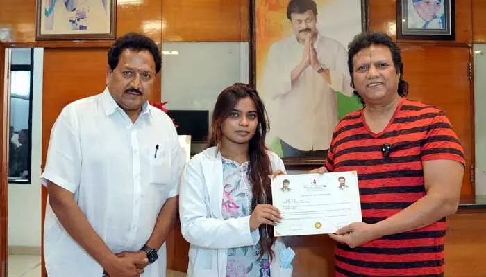 Chiranjeevi Blood Bank: చిరంజీవి బ్లడ్ బ్యాంక్లో రక్తదానం చేసిన ప్రముఖ సంగీత దర్శకుడు.. వీడియో వైరల్ Chiranjeevi Blood Bank: చిరంజీవి బ్లడ్ బ్యాంక్లో రక్తదానం చేసిన ప్రముఖ సంగీత దర్శకుడు.. వీడియో వైరల్