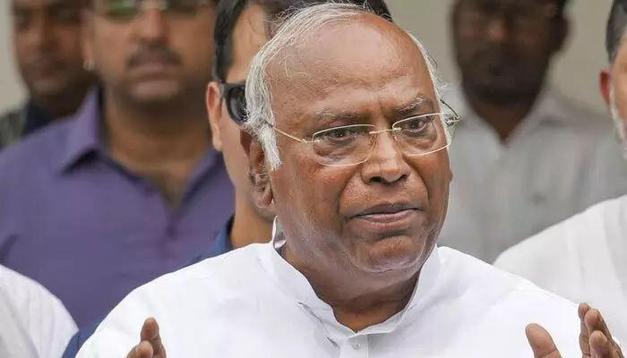 Karge: ఈసీ నిర్ణయాలతో బీజేపీకి మేలు.. కాంగ్రెస్ చీఫ్ ఖర్గే ఆరోపణ Karge: ఈసీ నిర్ణయాలతో బీజేపీకి మేలు.. కాంగ్రెస్ చీఫ్ ఖర్గే ఆరోపణ