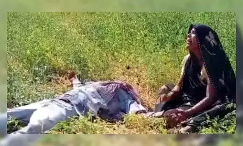 Farmer Collapse : ట్రాక్టర్ తో పంట తొక్కించిన అధికారులు.. ఊపిరి వదిలిన రైతు