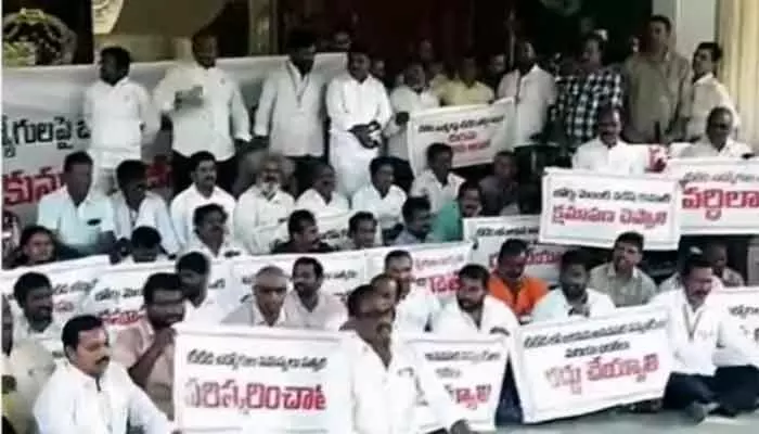 Tirupati: టీటీడీ పరిపాలన భవనం ఎదుట ఉద్రిక్తత.. ఉద్యోగుల ఆందోళన Tirupati: టీటీడీ పరిపాలన భవనం ఎదుట ఉద్రిక్తత.. ఉద్యోగుల ఆందోళన