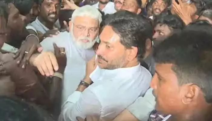జగన్కు భద్రత కల్పించడంలో నిర్లక్ష్యం: ప్రభుత్వంపై గవర్నర్కు వైసీపీ నేతల ఫిర్యాదు జగన్కు భద్రత కల్పించడంలో నిర్లక్ష్యం: ప్రభుత్వంపై గవర్నర్కు వైసీపీ నేతల ఫిర్యాదు