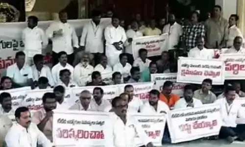 Tirupati: టీటీడీ పరిపాలన భవనం ఎదుట ఉద్రిక్తత.. ఉద్యోగుల ఆందోళన