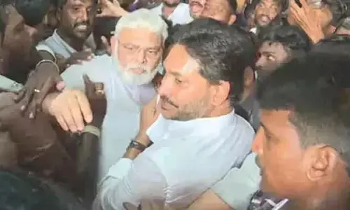 జగన్‌కు భద్రత కల్పించడంలో  నిర్లక్ష్యం: ప్రభుత్వంపై గవర్నర్‌కు వైసీపీ నేతల ఫిర్యాదు