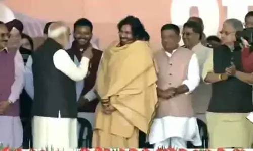 Modi - Pawan Kalyan: పవన్ కల్యాణ్ కు మోడీ అప్యాయ పలకరింపు