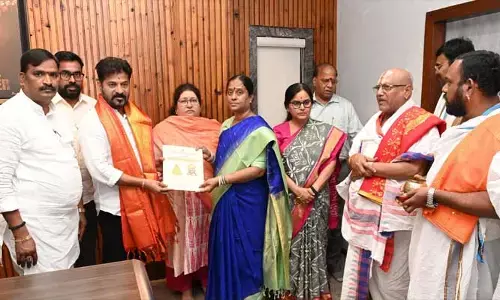 CM Revanth Reddy: మహా కుంభాభిషేక సంప్రోక్షణకు రండి.. సీఎంకు ఆహ్వాన పత్రిక అందజేత