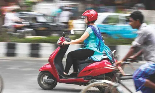 విద్యార్థినులకు ఉచిత స్కూటీలు