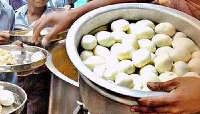 కోడిగుడ్లు తిన్న విద్యార్థులకు అస్వస్థత.. ఇప్పుడెలా ఉందంటే కోడిగుడ్లు తిన్న విద్యార్థులకు అస్వస్థత.. ఇప్పుడెలా ఉందంటే