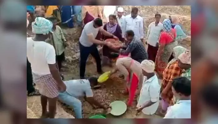 Breaking News : పలుగు పార పట్టి ఉపాధి హామీ పనుల్లో పాల్గొన్న కలెక్టర్ Breaking News : పలుగు పార పట్టి ఉపాధి హామీ పనుల్లో పాల్గొన్న కలెక్టర్