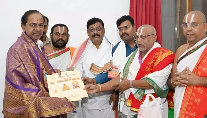 కేసీఆర్కు యాదగిరిగుట్ట పూజారుల ఆహ్వానం కేసీఆర్కు యాదగిరిగుట్ట పూజారుల ఆహ్వానం