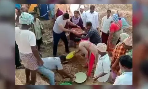 Breaking News : పలుగు పార పట్టి ఉపాధి హామీ పనుల్లో పాల్గొన్న కలెక్టర్