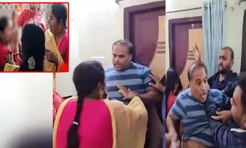 GHMC: జీహెచ్ఎంసీ జాయింట్ కమిషనర్ రాసలీలలు.. రెడ్ హ్యాండెడ్ గా పట్టుకుని చితక్కొట్టిన భార్య
