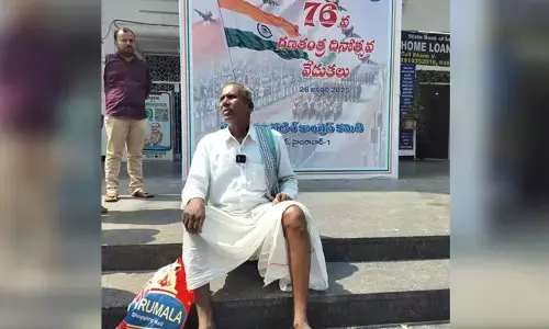 Gandhi Bhavan: గాంధీ భవన్ మెట్ల మీద రైతు ధర్నా.. ఎందుకంటే?