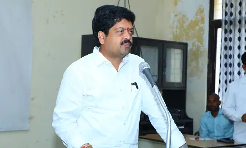 బటన్ నొక్కుడుతో మాయ చేశారు..