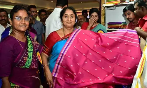 తమిళనాడులో.. ఏపీ చేనేత వస్త్రాలు