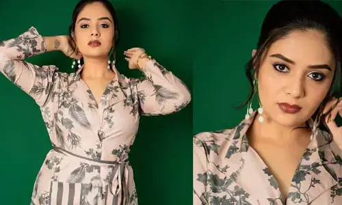 కాటుక కళ్లు, ఎర్రటి పెదాలతో కుర్రాళ్లకు హీట్ పుట్టిస్తోన్న స్టార్ యాంకర్