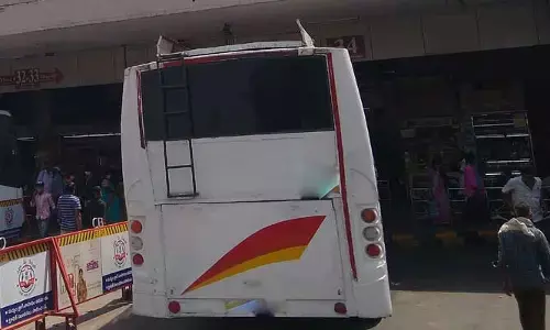 Breaking: విజయవాడ బస్టాండ్‌లో ఆర్టీసీ బస్సు బీభత్సం