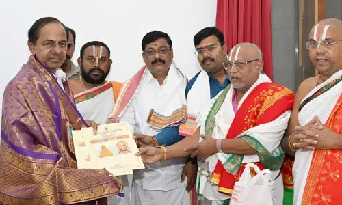 కేసీఆర్‌కు యాదగిరిగుట్ట పూజారుల ఆహ్వానం