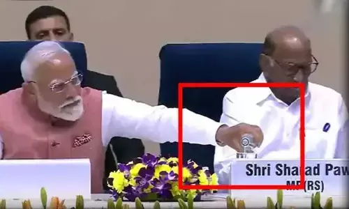 కుర్చీలో కూర్చోబెట్టి.. నీళ్లు అందించి..