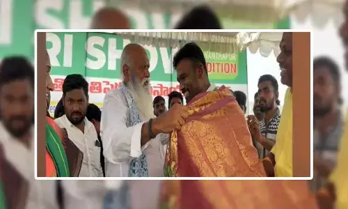 పరిటాల శ్రీరామ్‌కు సన్మానం చేసిన జేసీ ప్రభాకర్