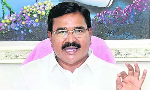 మా హయంలో విద్యార్థులు ఎవరెస్ట్ ఎక్కితే.. కాంగ్రెస్ హయాంలో రోడ్లెక్కుతున్నారు : మాజీ మంత్రి హాట్ కామెంట్స్