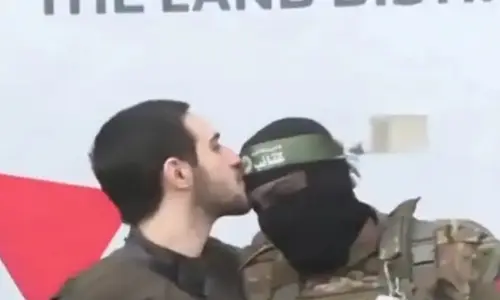 Israeli Hostage: హమాస్ సభ్యుల నుదుటిపై ముద్దు పెట్టిన ఇజ్రాయెలీ బందీ