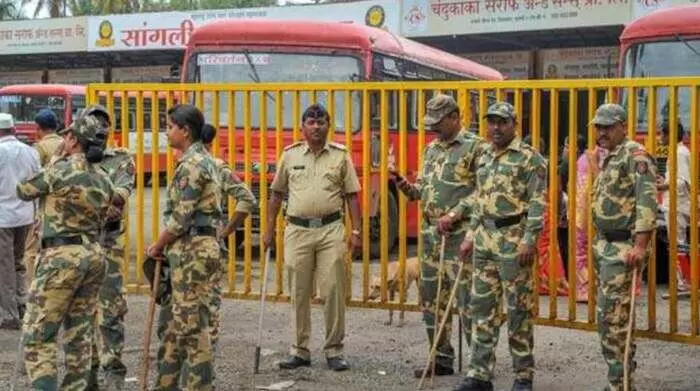 Maharashtra: మహారాష్ట్రలో మహిళకు వేధింపులు.. వ్యక్తి దారుణ హత్య Maharashtra: మహారాష్ట్రలో మహిళకు వేధింపులు.. వ్యక్తి దారుణ హత్య