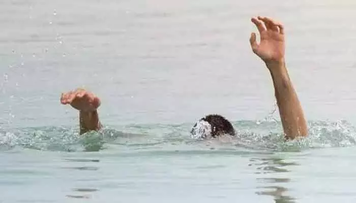 కృష్ణా జిల్లాలో విషాదం... పోలవరం కాలువలో పడి ఇద్దరు మృతి కృష్ణా జిల్లాలో విషాదం... పోలవరం కాలువలో పడి ఇద్దరు మృతి
