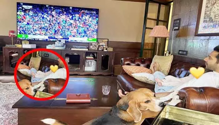 కుమార్తెను ఒళ్లో కూర్చోబెట్టుకుని మ్యాచ్ చూస్తోన్న వరుణ్.. క్యూట్ పిక్ వైరల్ కుమార్తెను ఒళ్లో కూర్చోబెట్టుకుని మ్యాచ్ చూస్తోన్న వరుణ్.. క్యూట్ పిక్ వైరల్
