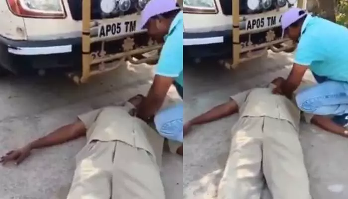 అపస్మారక స్థితిలోకి ఆర్టీసీ డ్రైవర్.. సీపీఆర్తో ప్రాణాలు కాపాడిన కానిస్టేబుల్ అపస్మారక స్థితిలోకి ఆర్టీసీ డ్రైవర్.. సీపీఆర్తో ప్రాణాలు కాపాడిన కానిస్టేబుల్