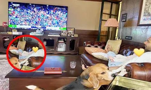 కుమార్తెను ఒళ్లో కూర్చోబెట్టుకుని మ్యాచ్ చూస్తోన్న వరుణ్.. క్యూట్ పిక్ వైరల్
