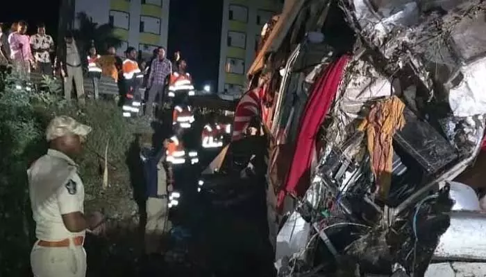 Raod Accident : ఏపీలో ట్రావెల్ బస్సు బోల్తా.. 17 మందికి తీవ్ర గాయాలు Raod Accident : ఏపీలో ట్రావెల్ బస్సు బోల్తా.. 17 మందికి తీవ్ర గాయాలు