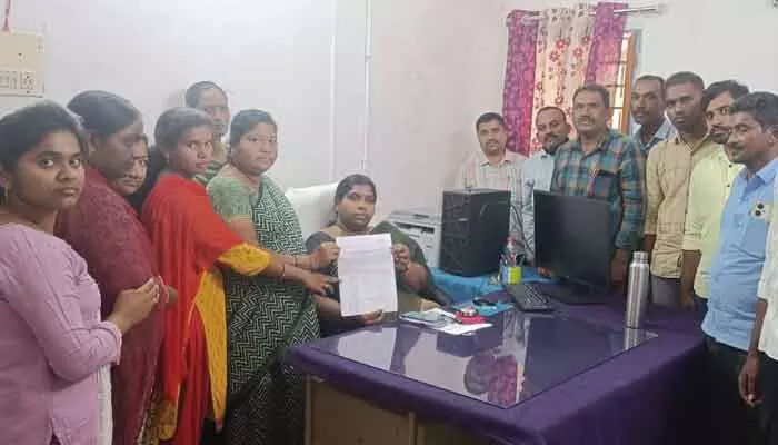 పారితోషికం వెంటనే చెల్లించాలి.. సమగ్ర కుటుంబ సర్వే చేసిన ఉద్యోగుల డిమాండ్ పారితోషికం వెంటనే చెల్లించాలి.. సమగ్ర కుటుంబ సర్వే చేసిన ఉద్యోగుల డిమాండ్